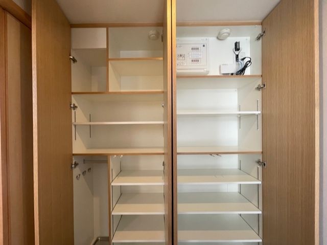 細かく縦横に仕切られている収納スペース。一番上の棚にはブレーカーも設置されている。