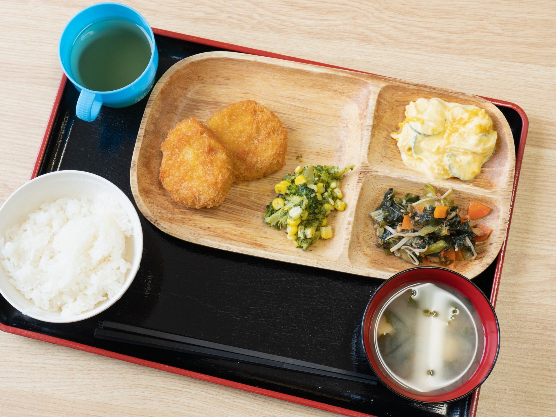 コロッケや野菜とごはんと味噌汁のセット