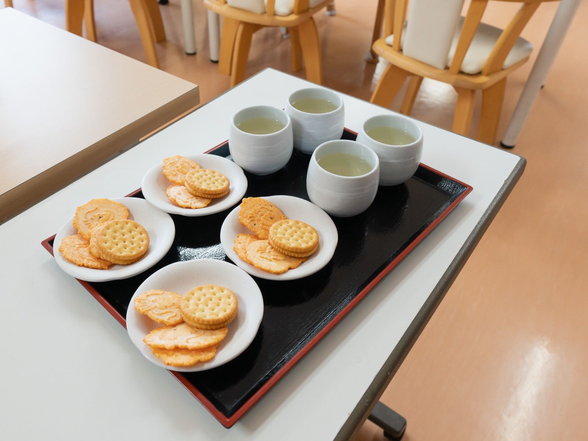 おぼんに並べられたお菓子とお茶