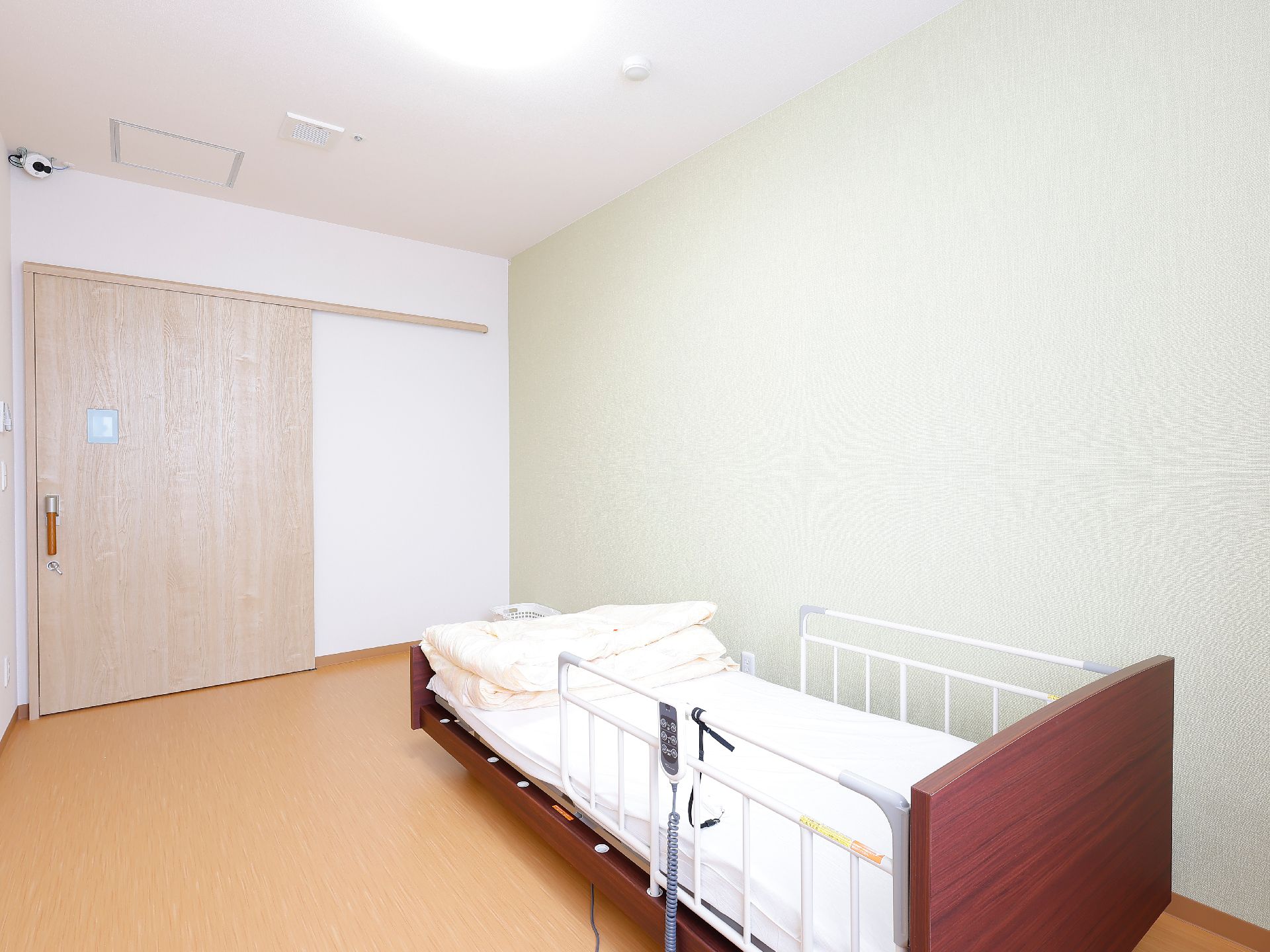 介護ベッドをおいても、他の家具を置くスペースが十分にある居室