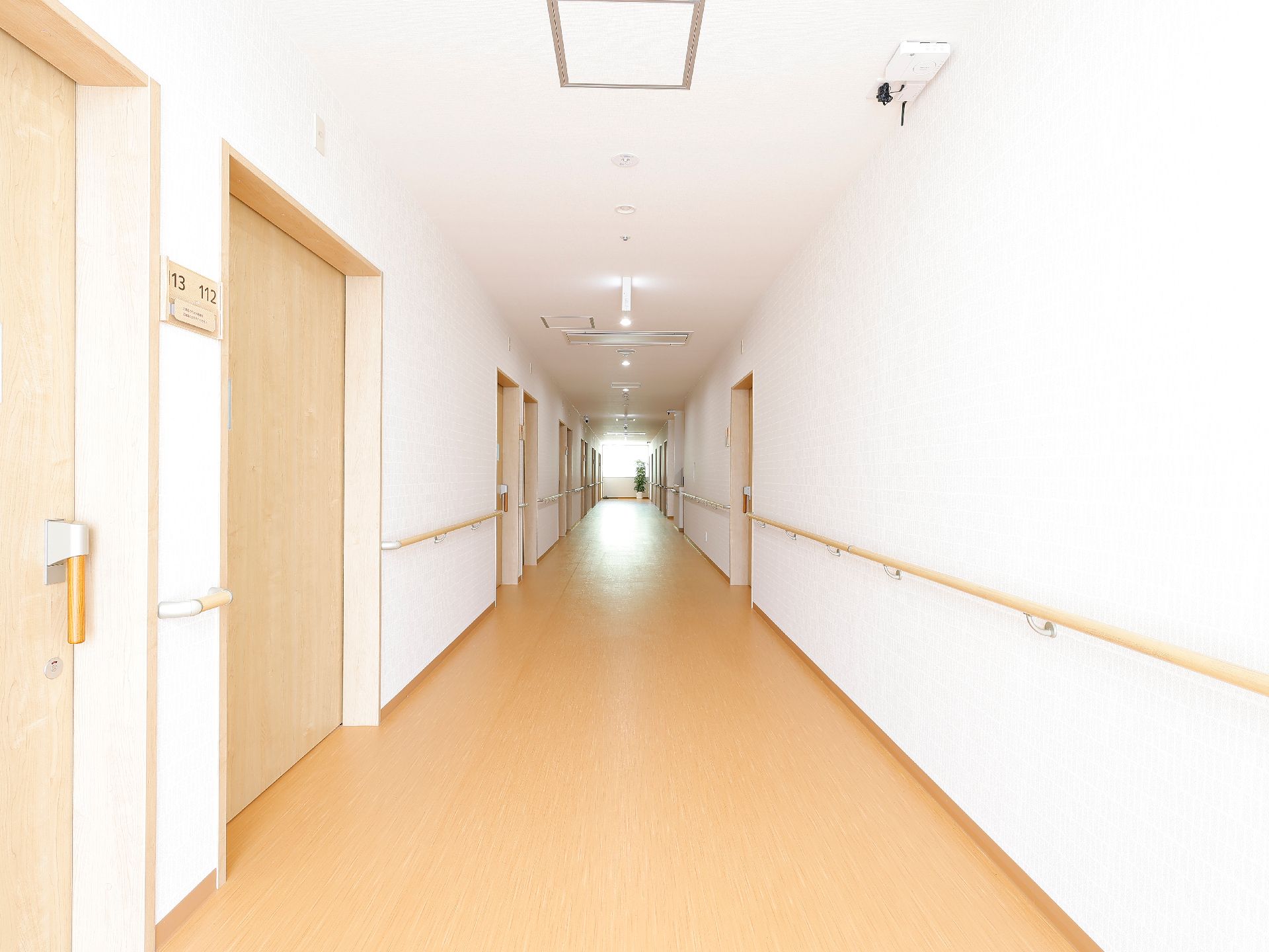 玄関部分から内部まで段差が極力なく、安全に移動できる廊下