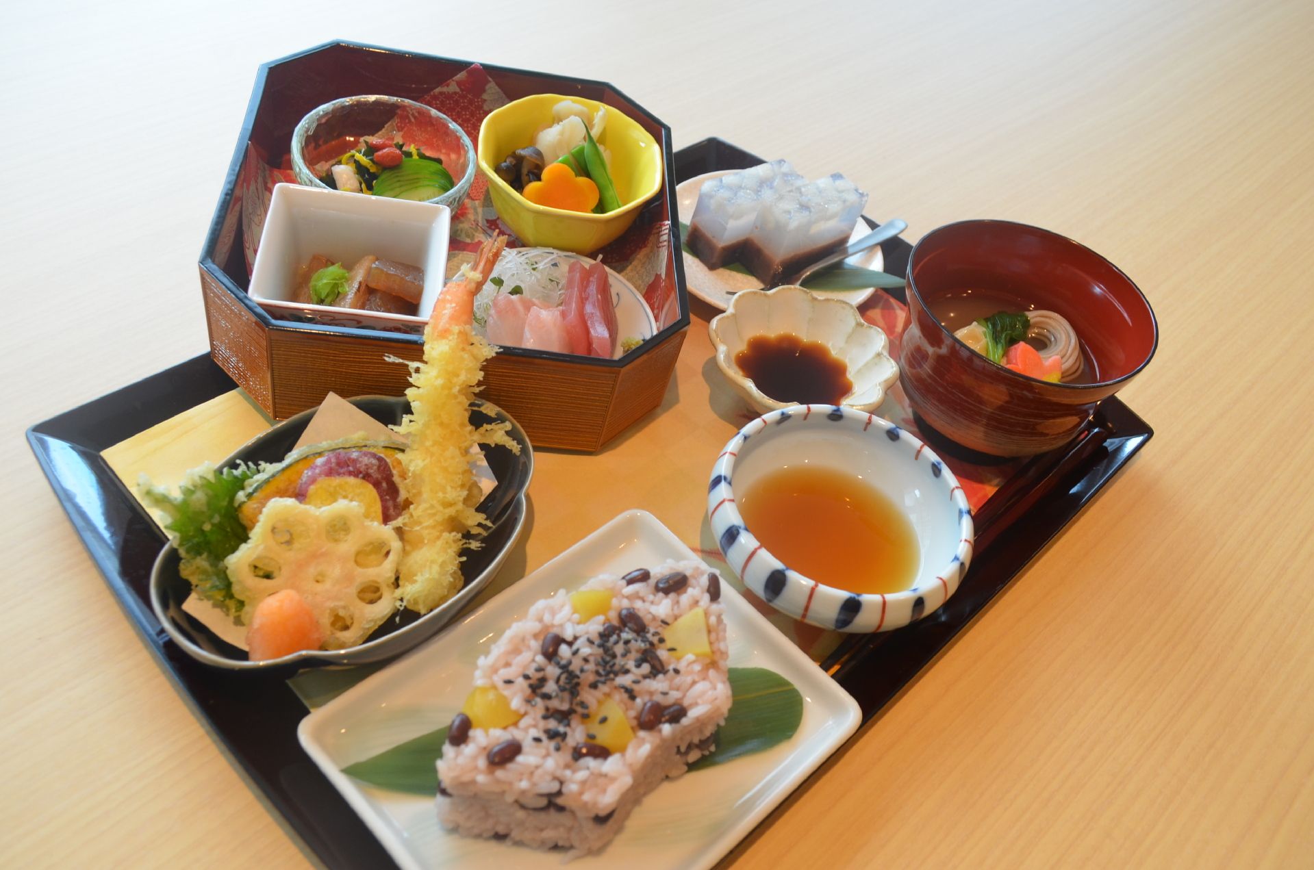 天ぷらの盛り合わせや刺身、赤飯と吸い物のセット