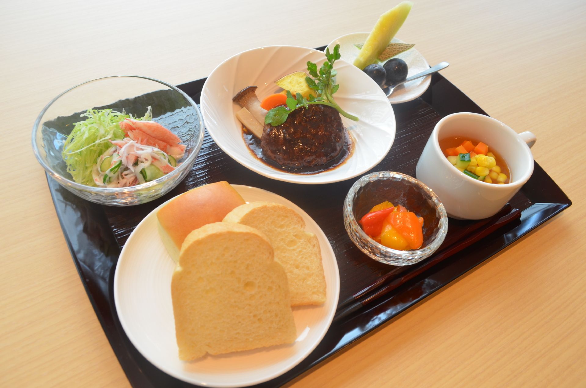パンとハンバーグやサラダのセット