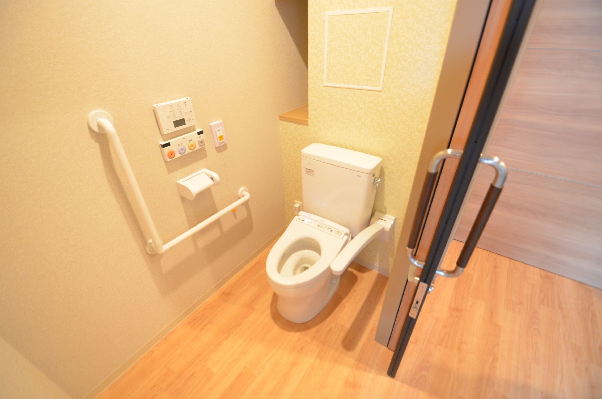 L字型手すりが設置されたトイレ
