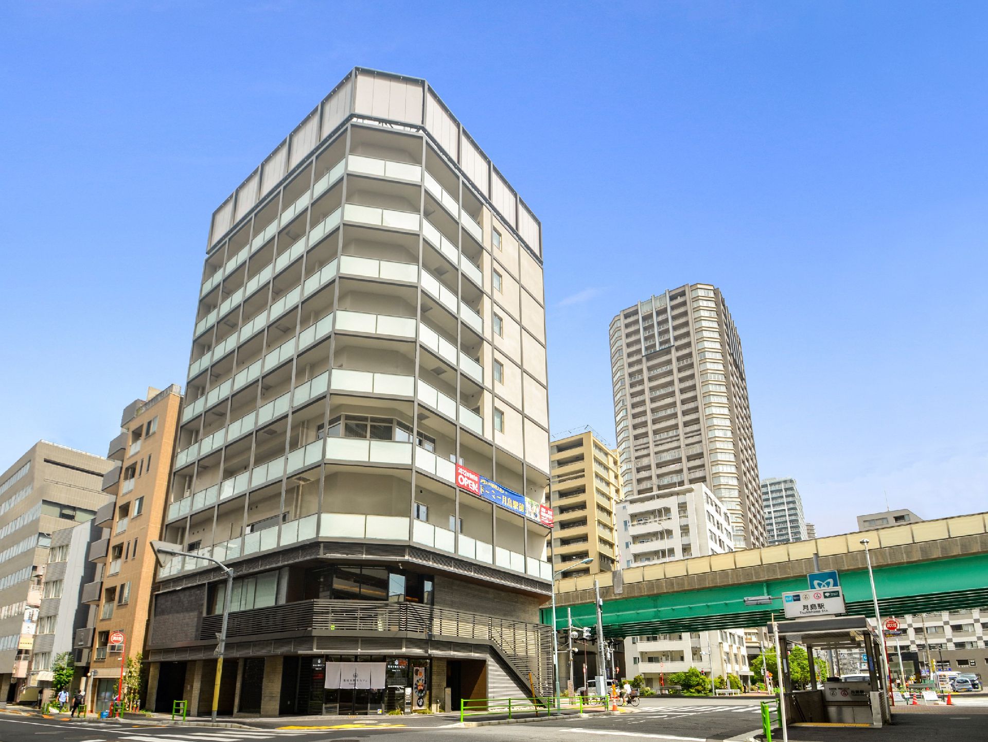 9階建ての介護付き有料老人ホームの外観