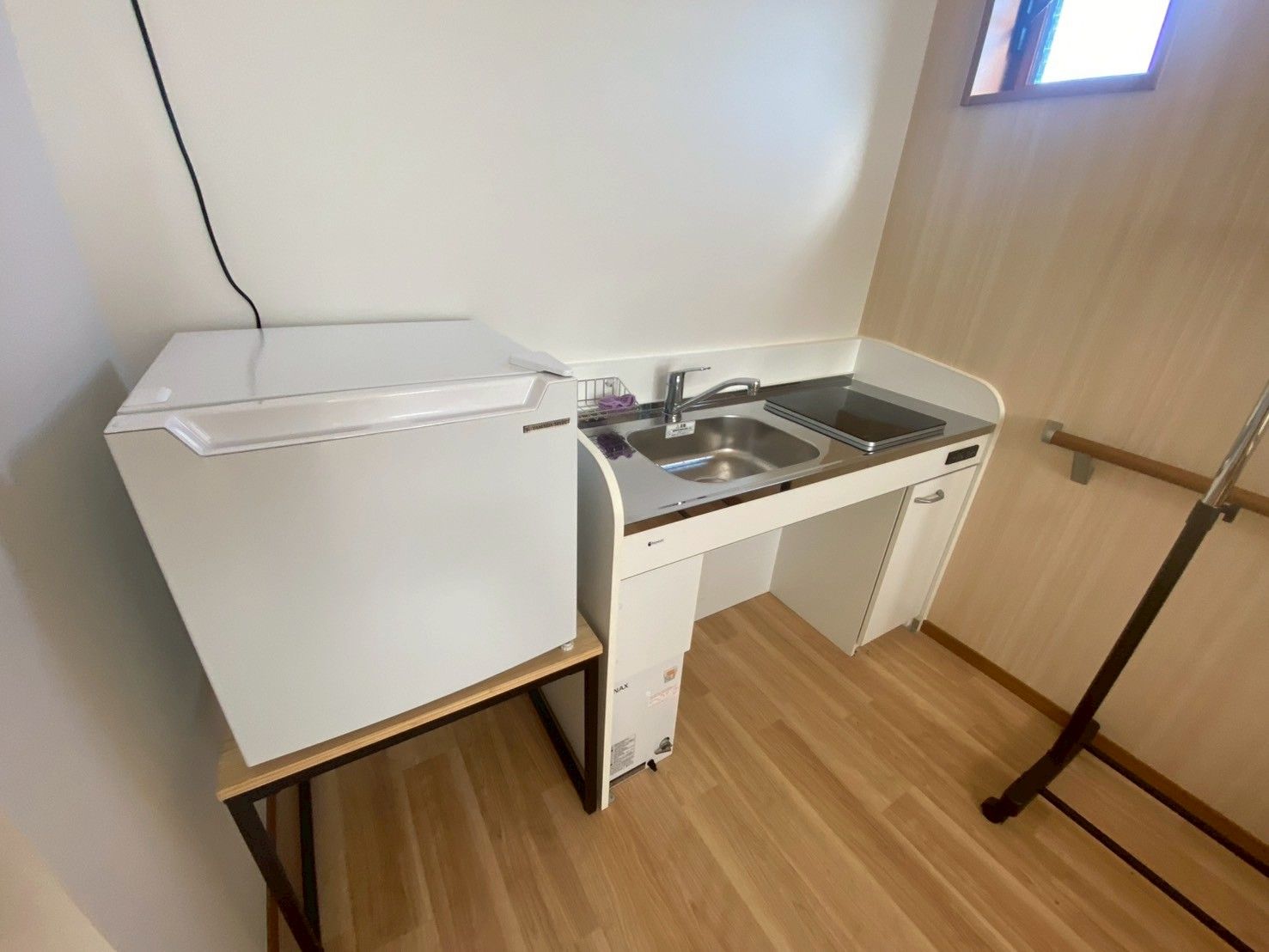 小型冷蔵庫とシンクのあるスペース