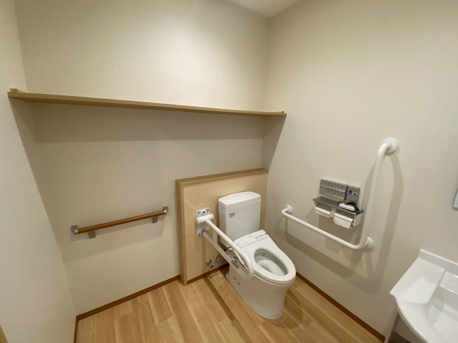 手すり付きのトイレ