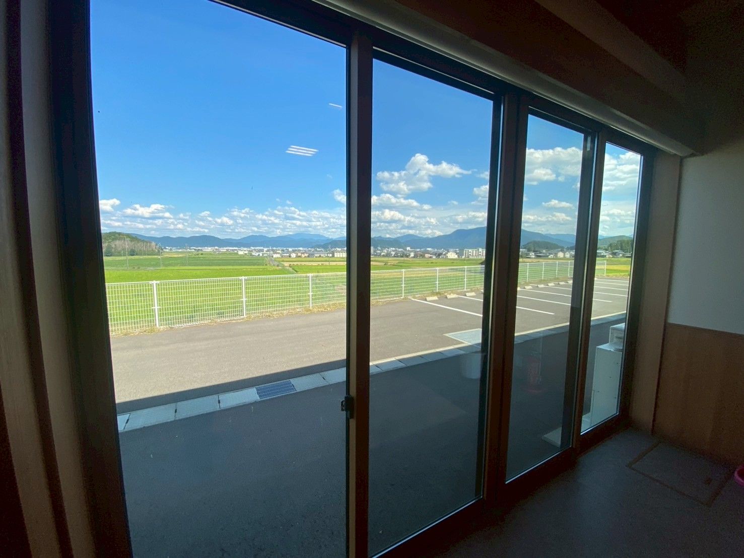 広がる景色の窓辺