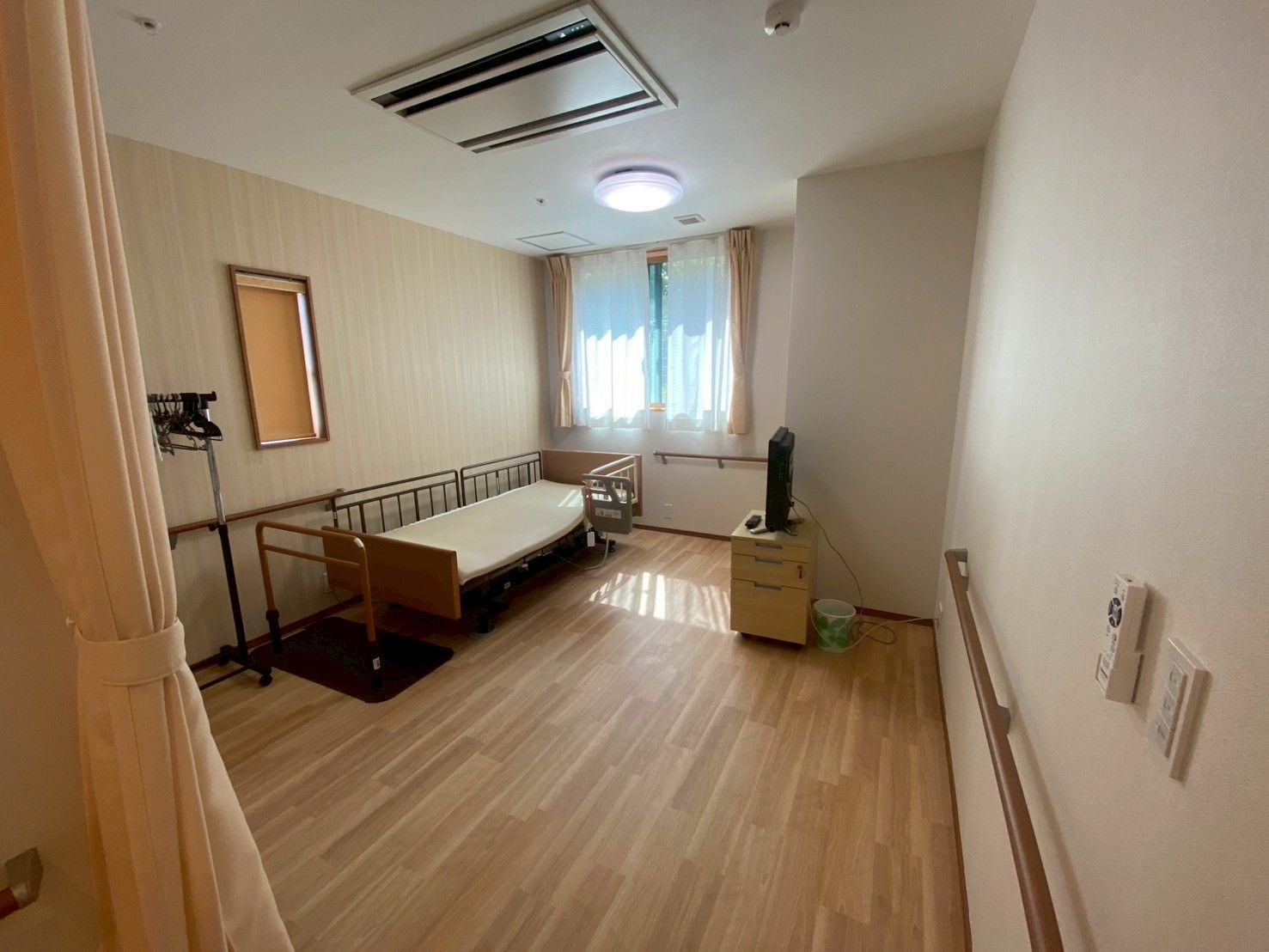 明るい個室の様子