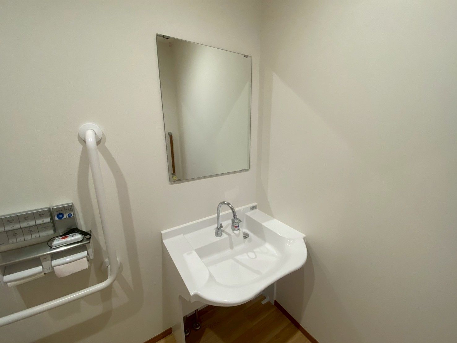 手洗い場と鏡のある洗面所