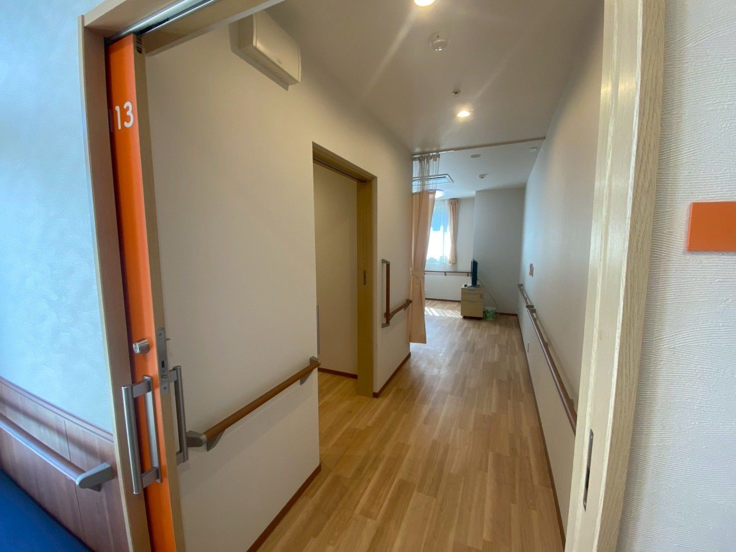 明るい廊下と居室