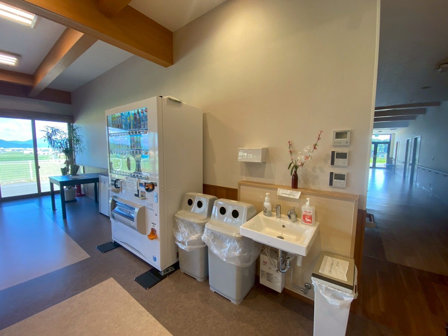 自動販売機と洗面台のある廊下