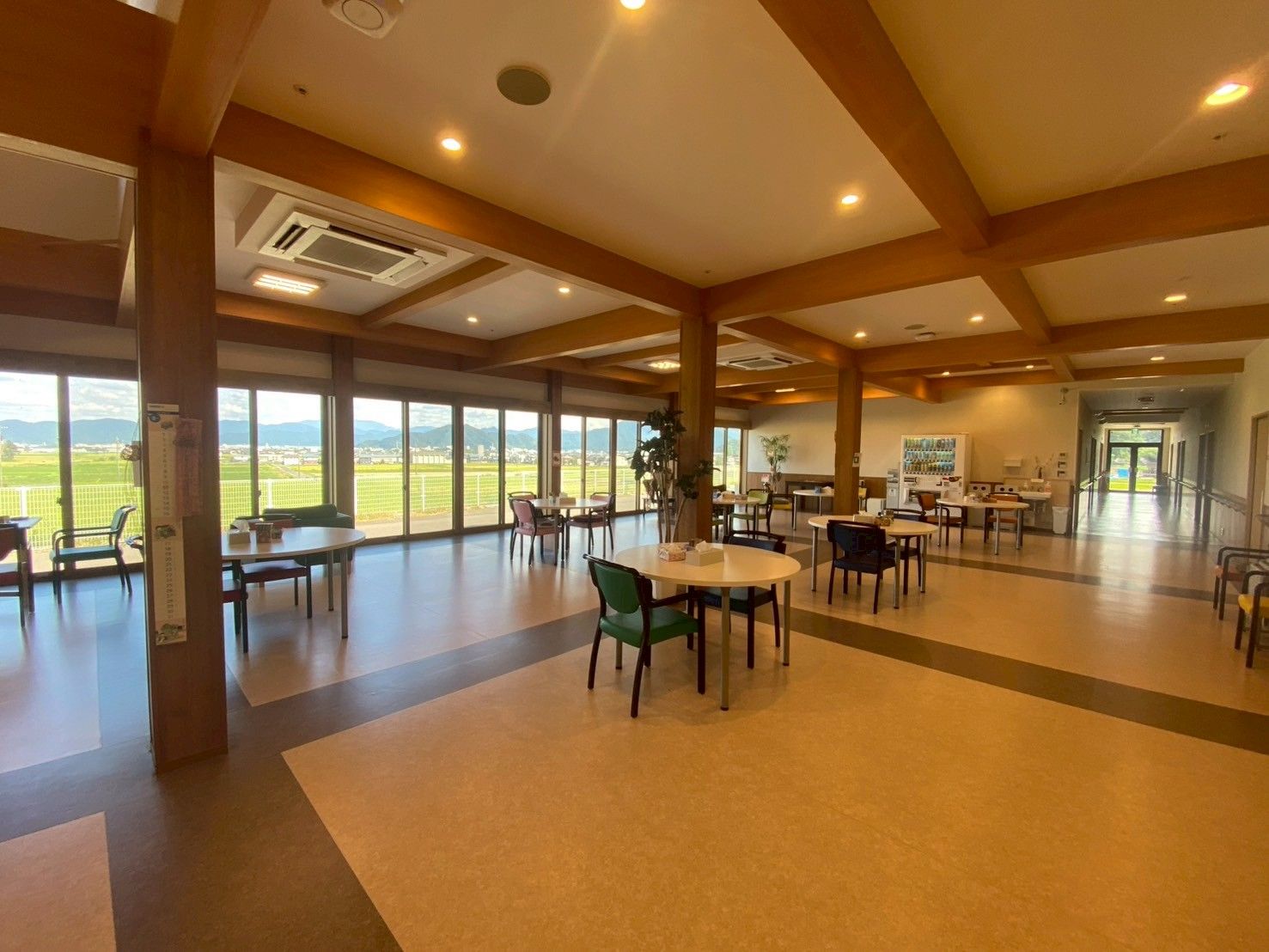 広々とした明るい共有スペース