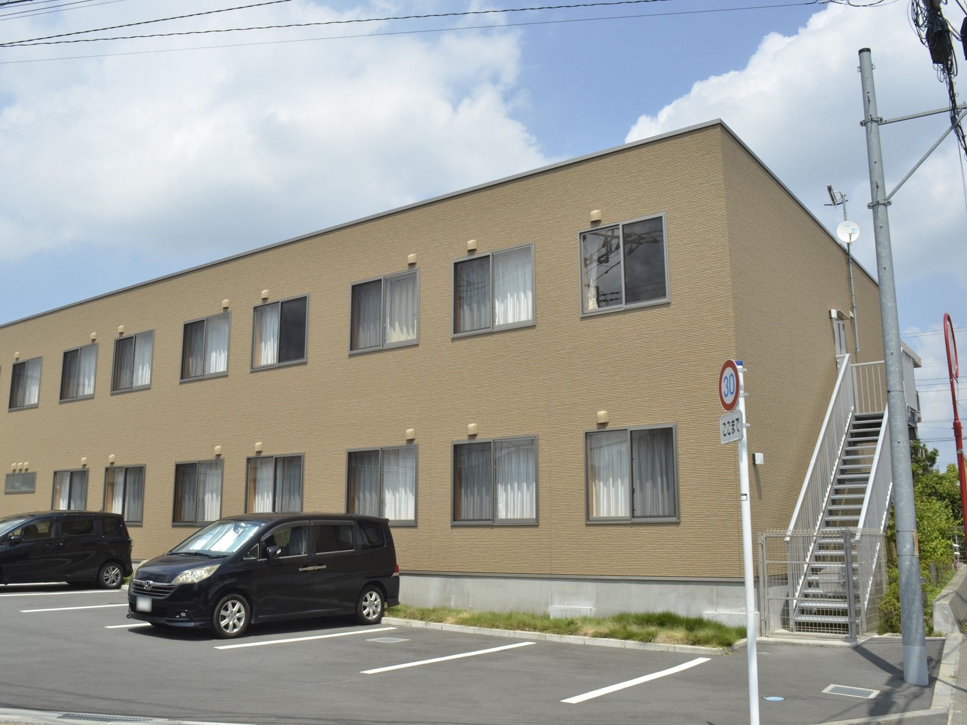 広々とした建物外観