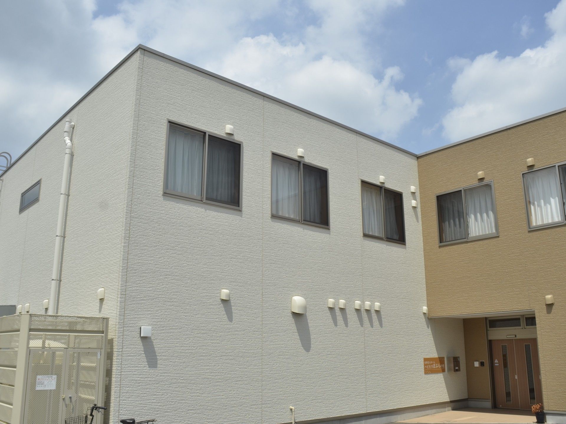 ゆったりとした建物の外観