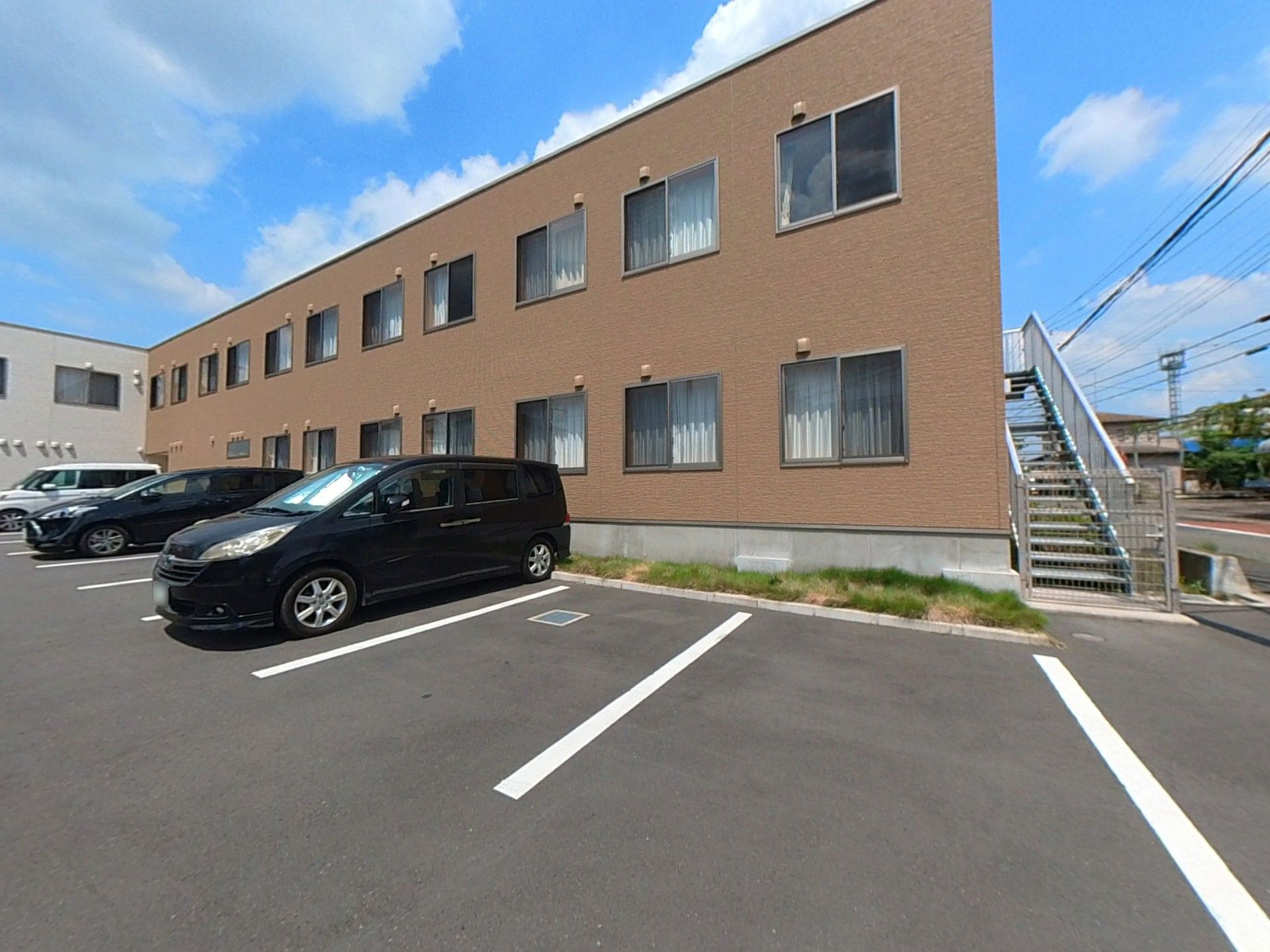 広々とした駐車場の建物
