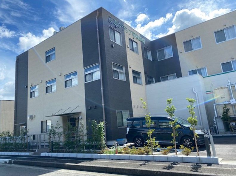 外壁に「エクラシア相模原南」と書かれている3階建て建築物。