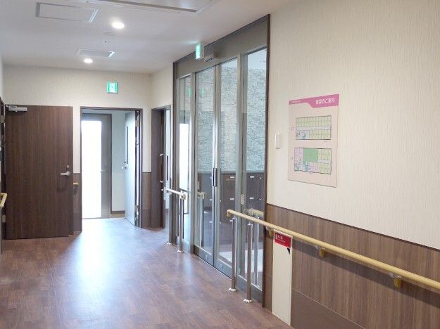 エントランスのドアまで手すりが設置され、ドアは自動。壁には館内図も貼られている。
