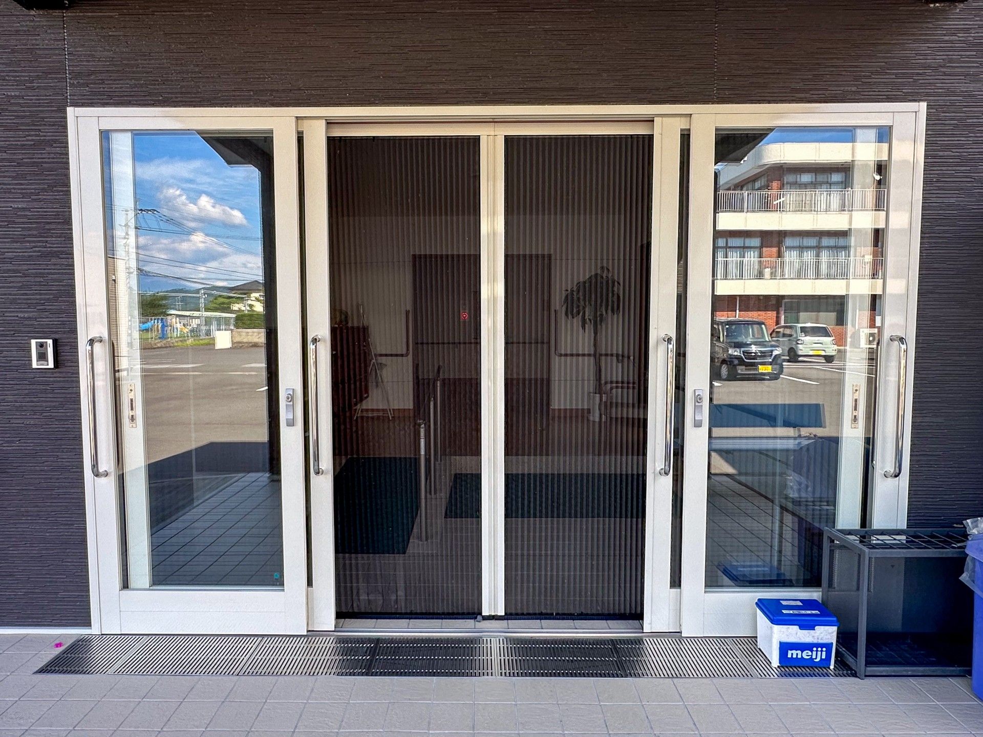 入口の自動ドア