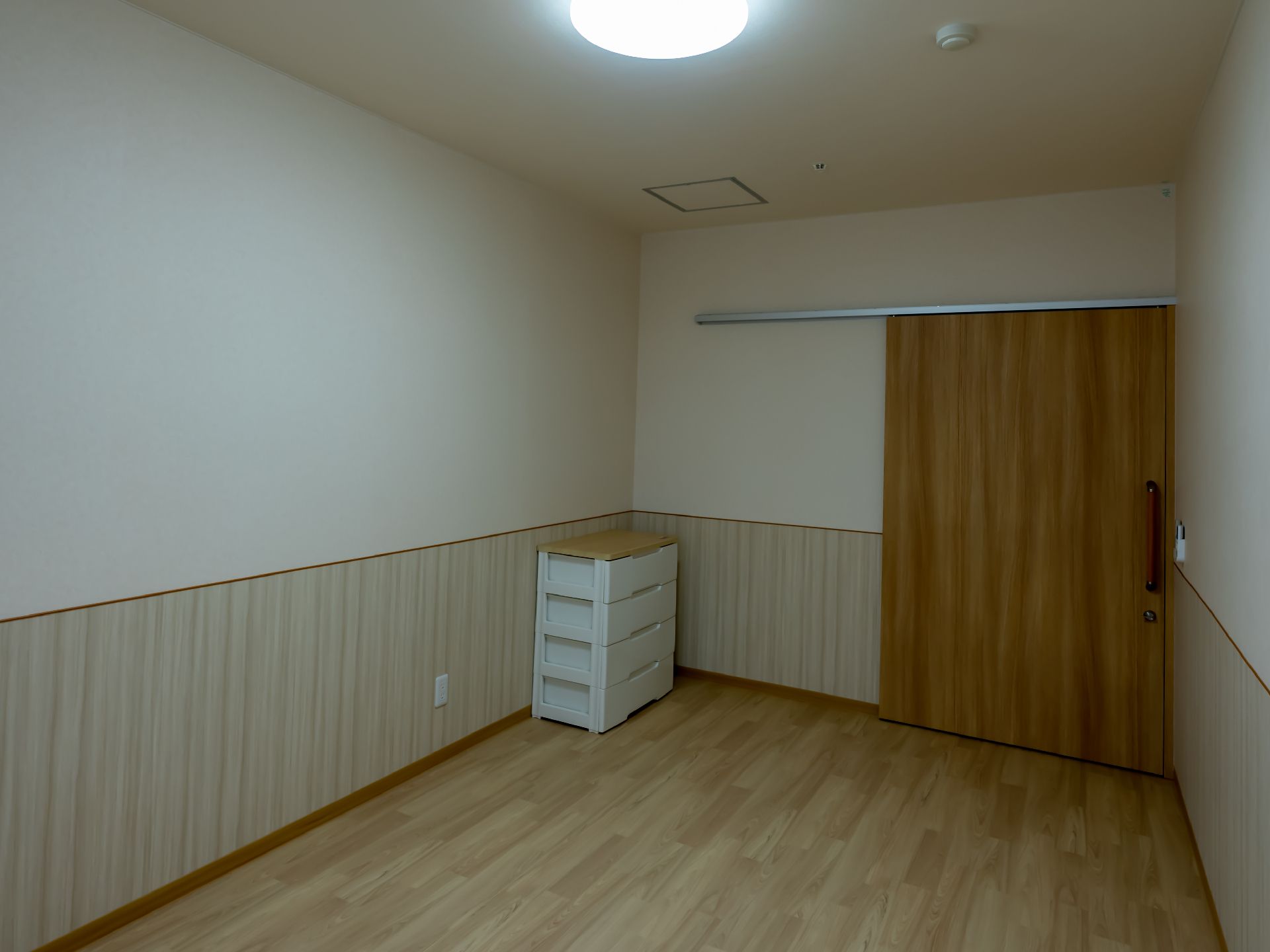 窓があるので日差しが差し込む広々とした居室