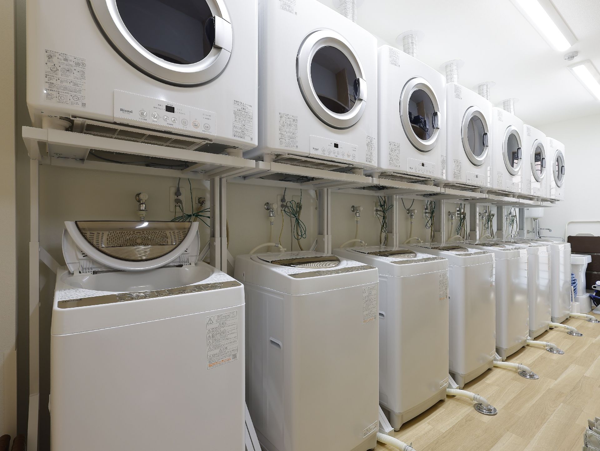 入居者が利用できる洗濯機、乾燥機が置かれているランドリー