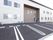 駐車場から撮影した２階建ての介護施設の外観