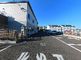 広々とした駐車場の外観