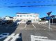 広い駐車場のある建物の外観