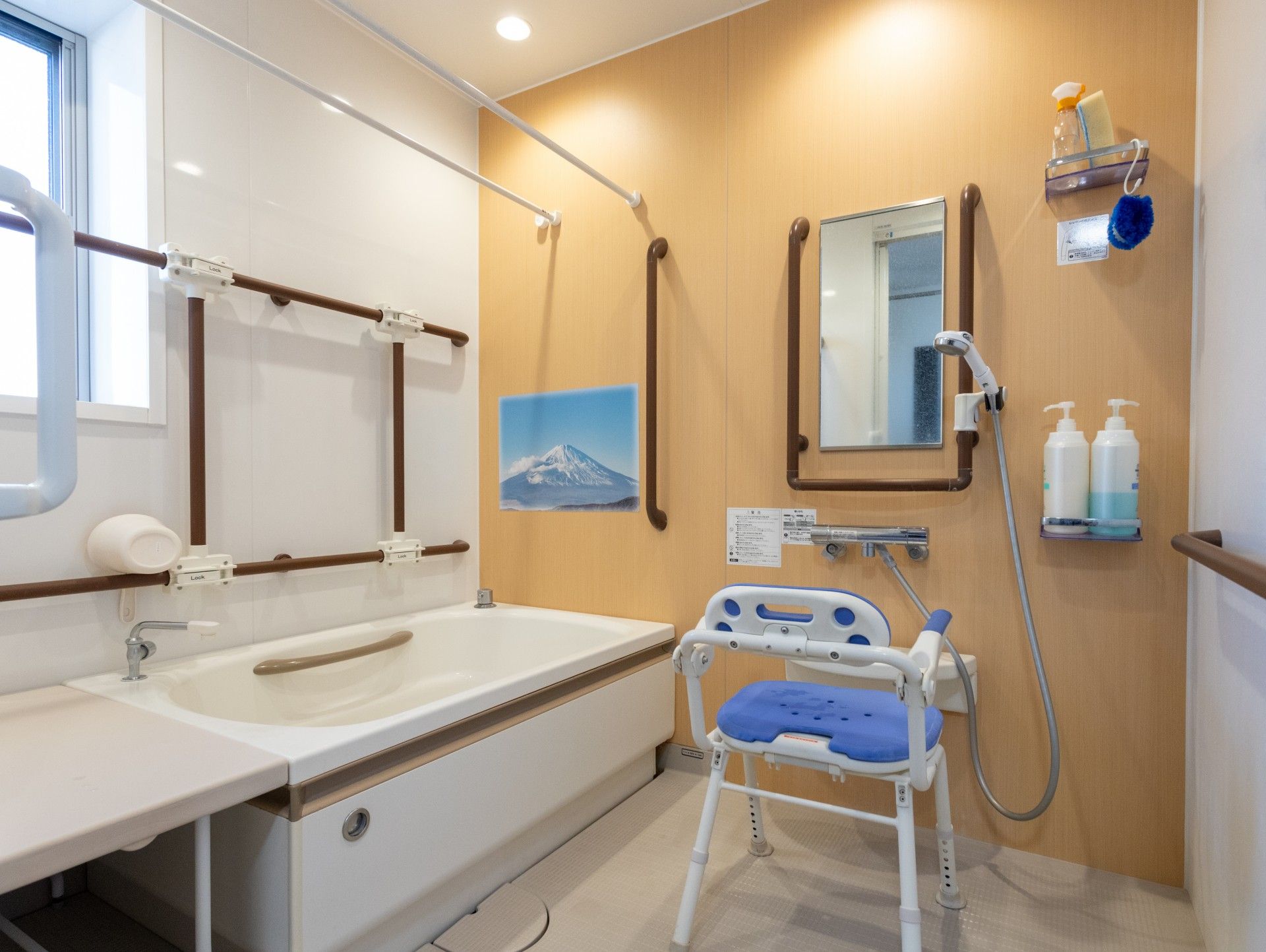 手すり付きの浴室