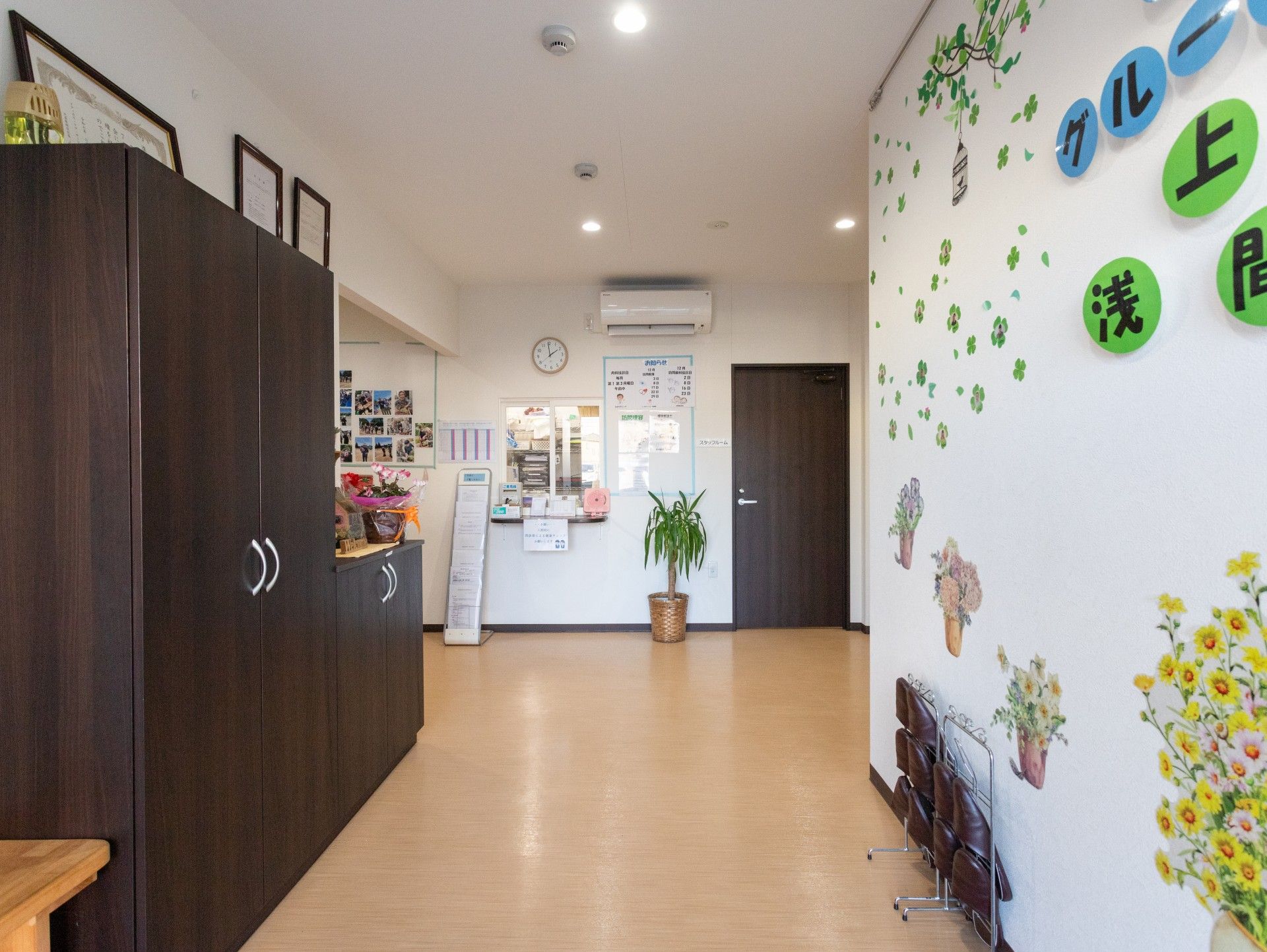 受付と壁の装飾