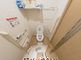 清潔で明るいトイレの内部