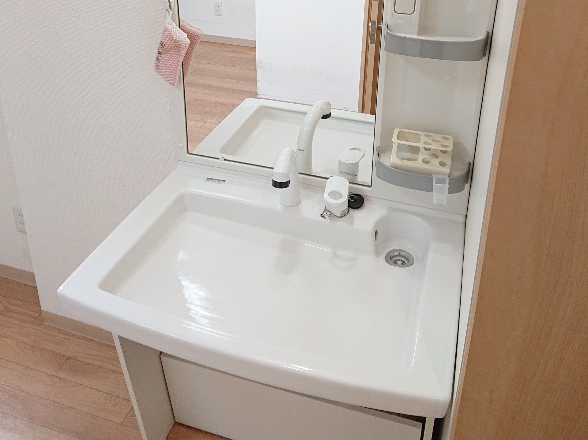 白を基調とした洗面台