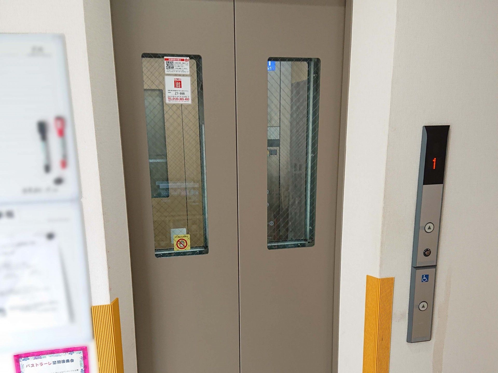 中が見えるようになっているエレベーター
