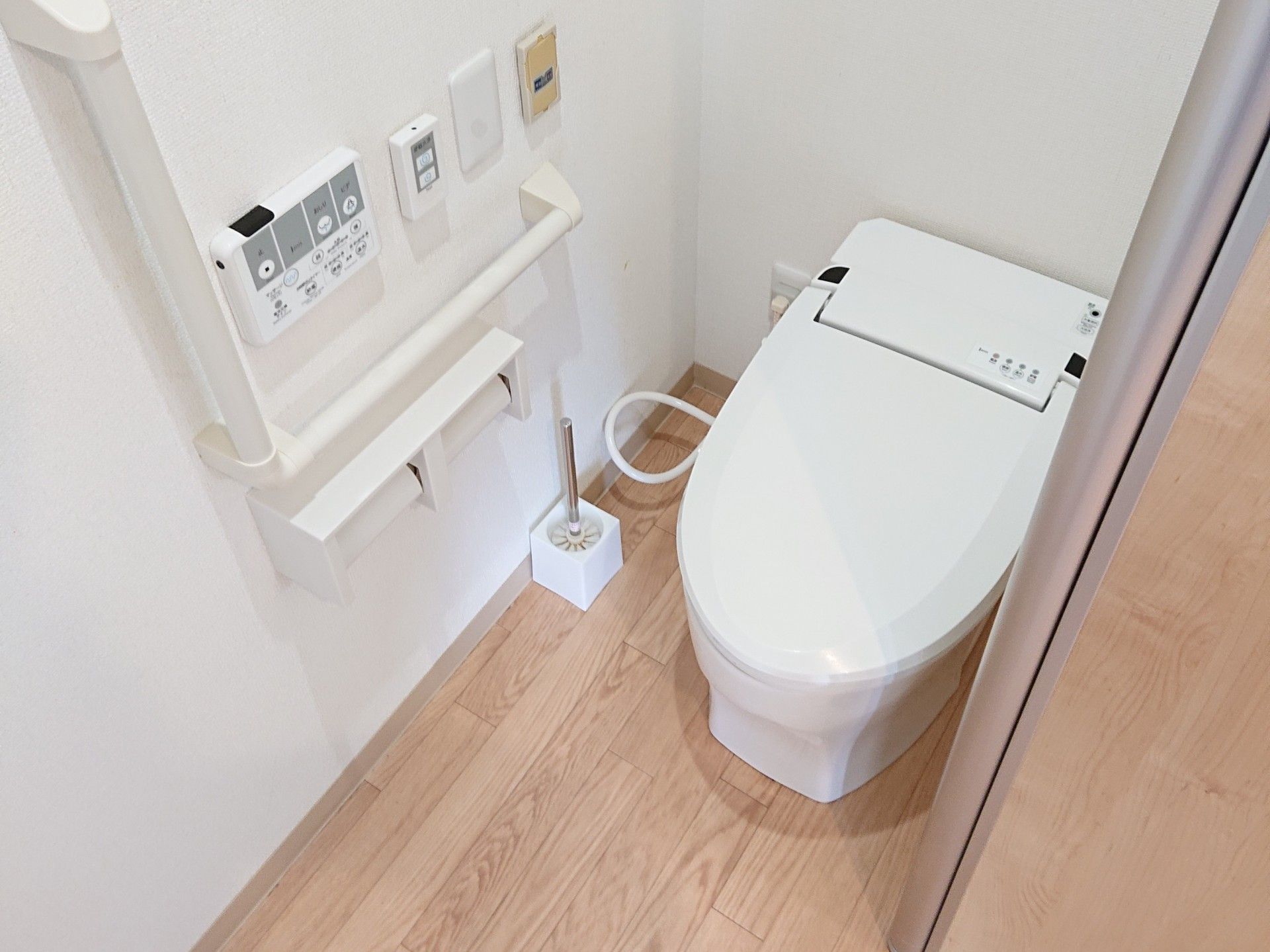 手すりのついたトイレ