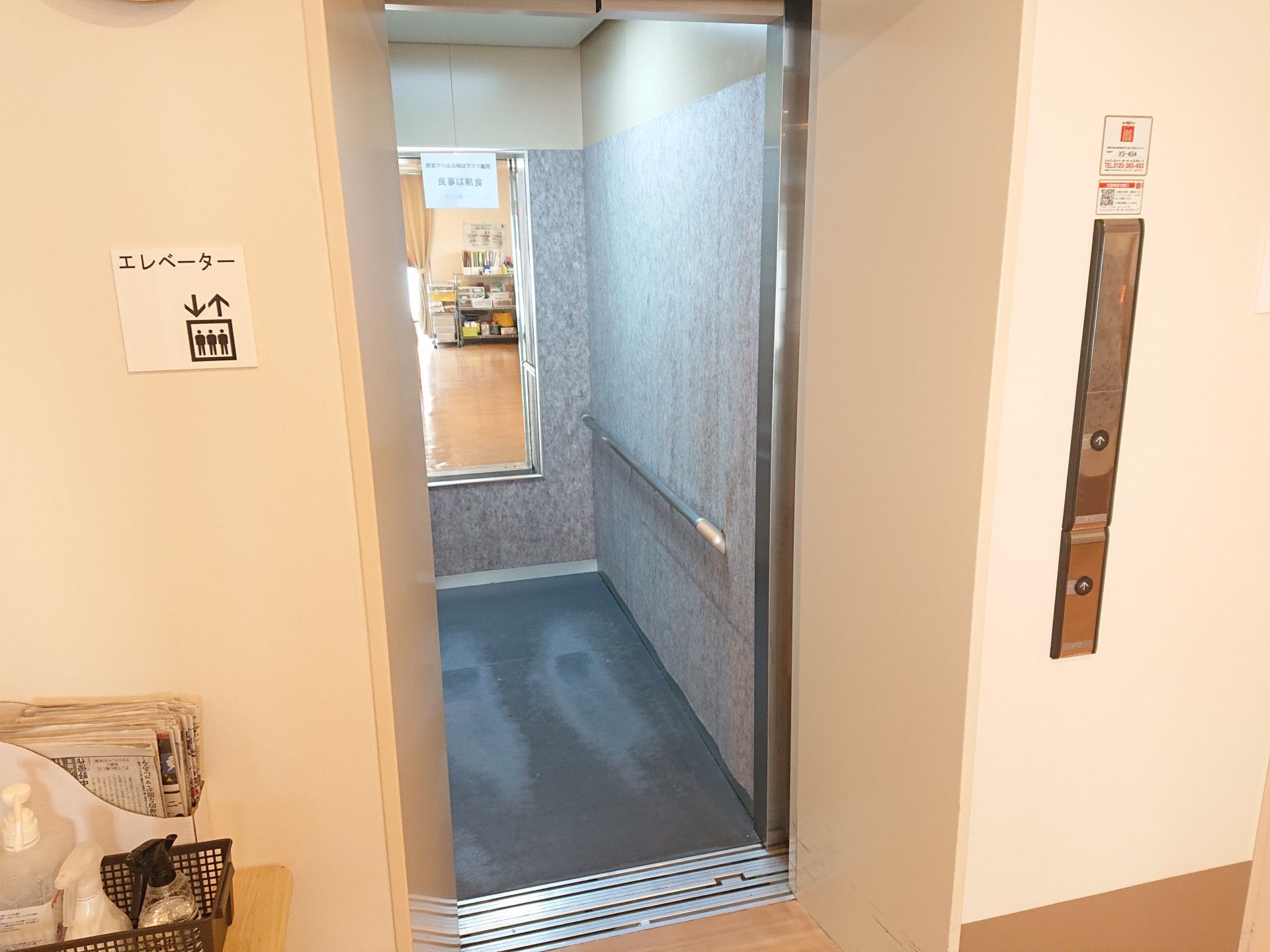 鏡が設置されているエレベーター