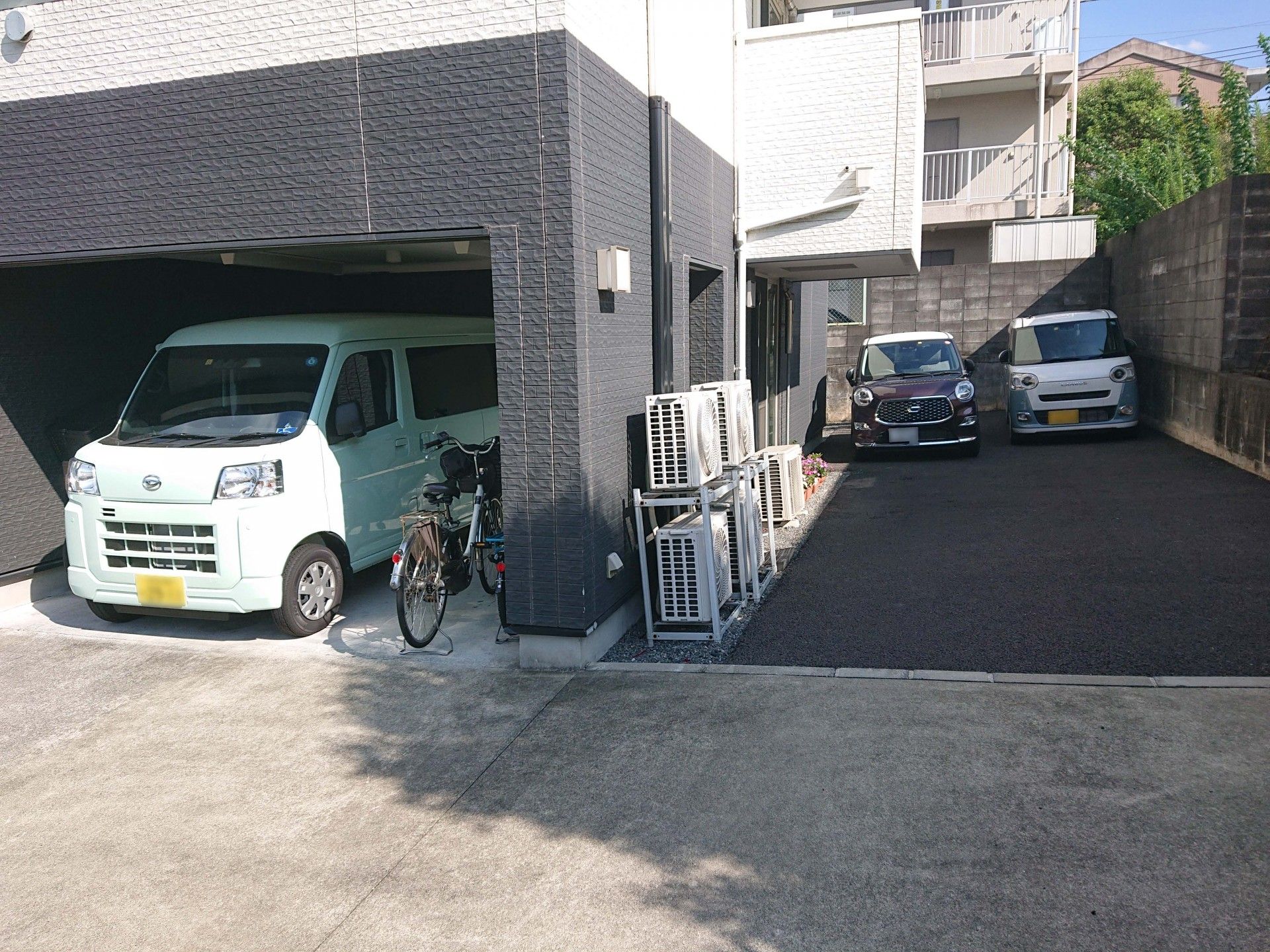 白と黒のツートンカラーの外観