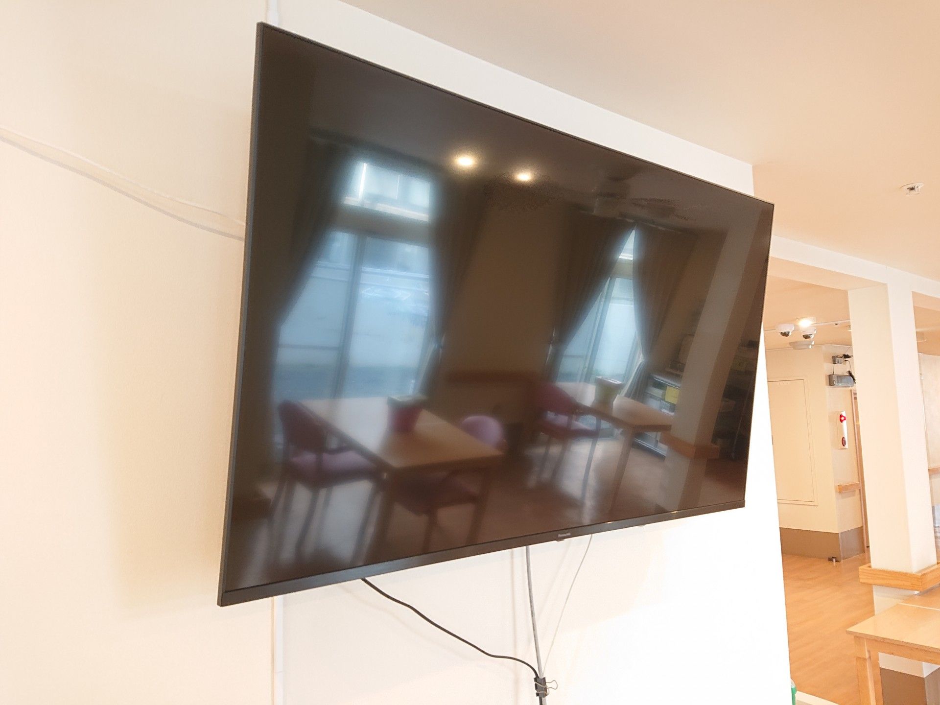 テレビが設置されたダイニングルーム