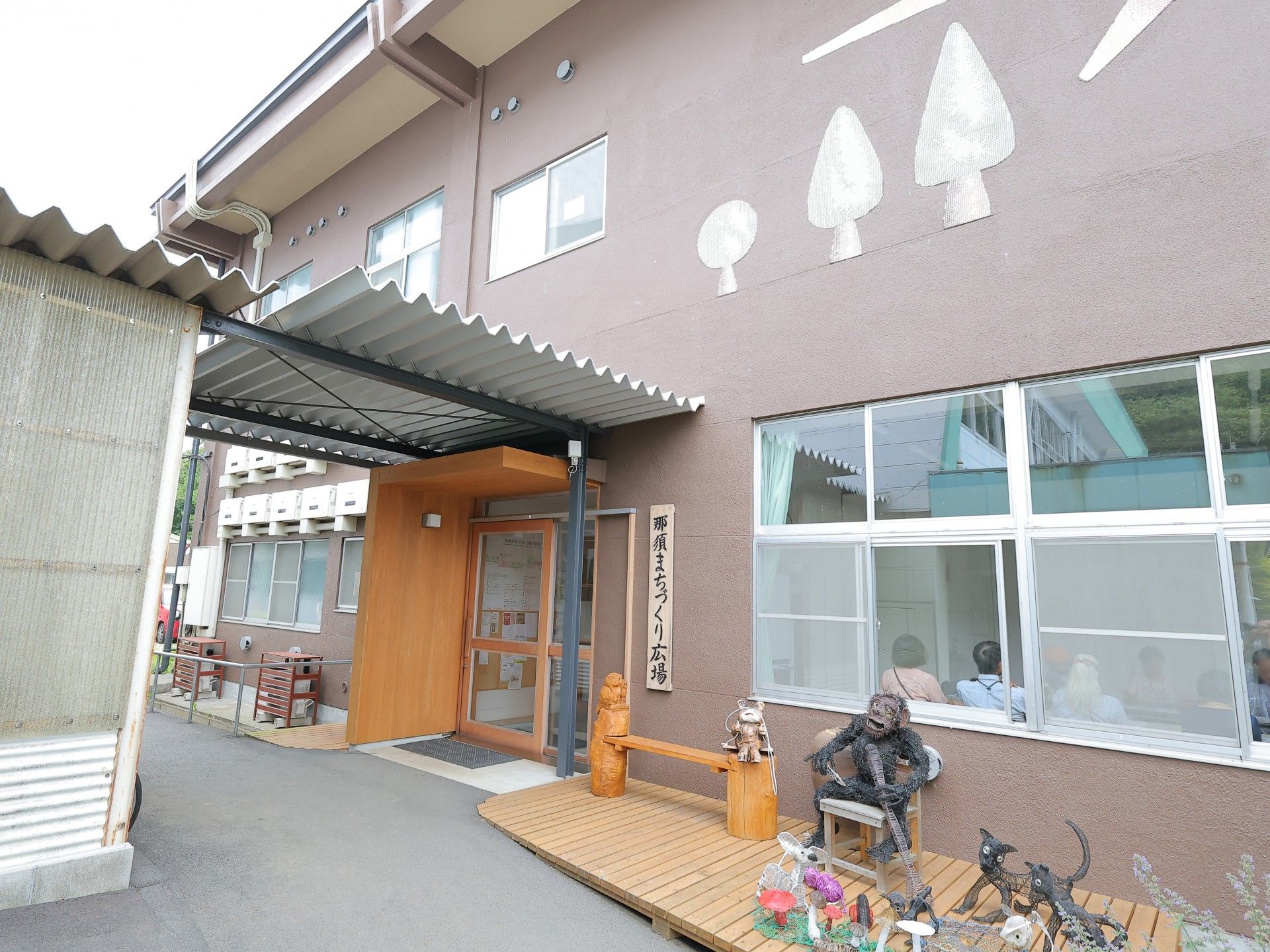 入口と木製ベンチの外観