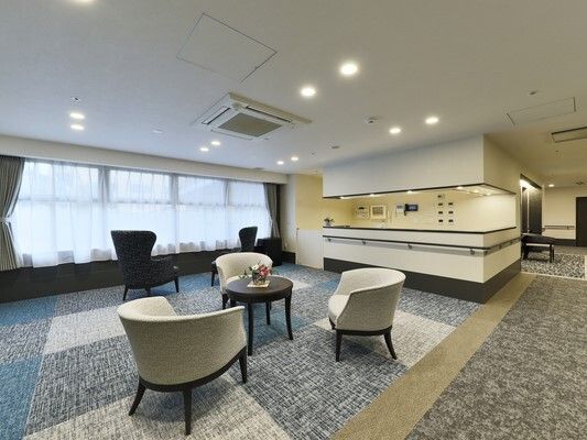 大きな窓が付いたラウンジにはデザインの異なるテーブルセットが複数あり、スタッフステーションもある。