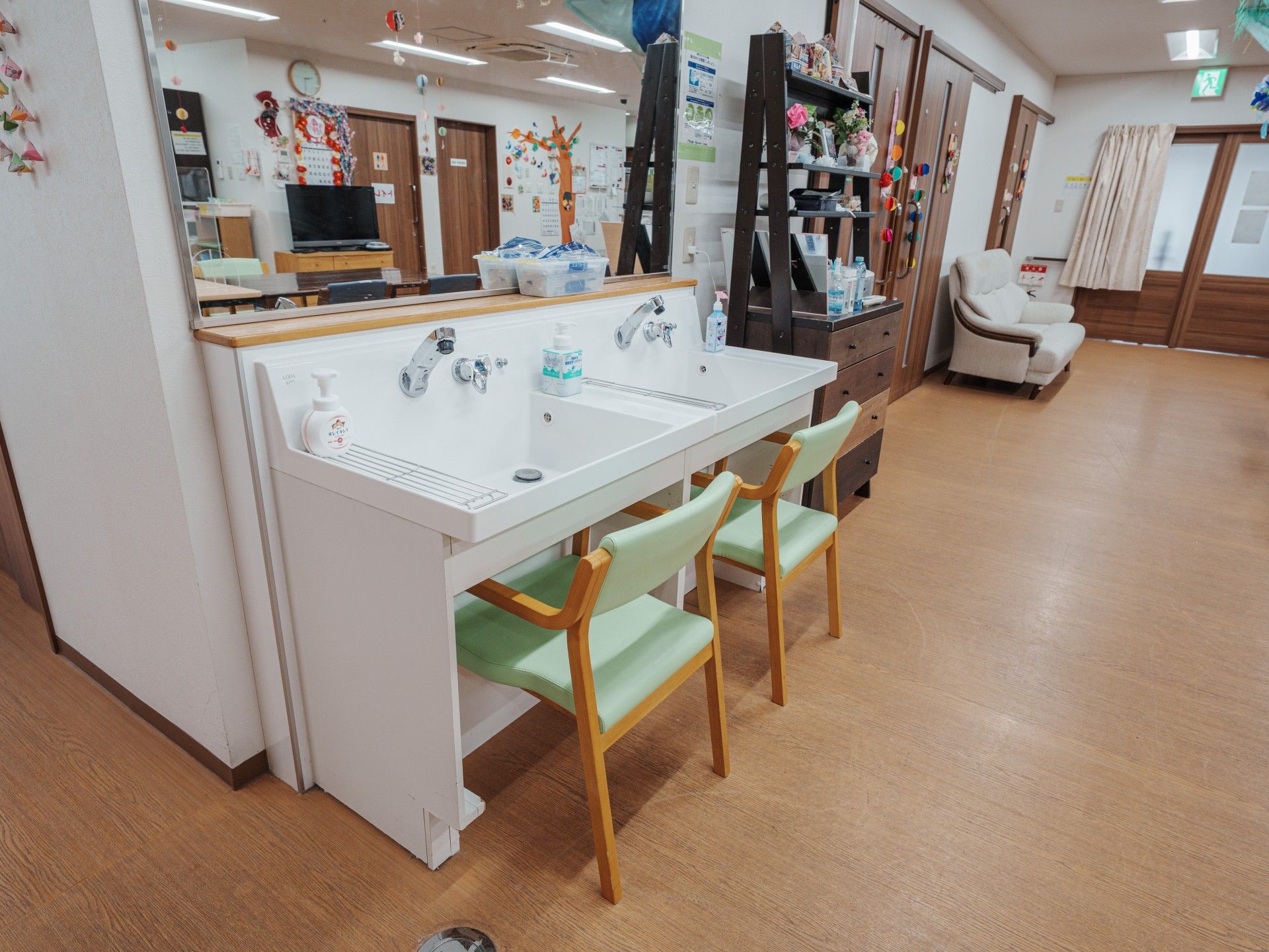 手洗い場と椅子のある部屋