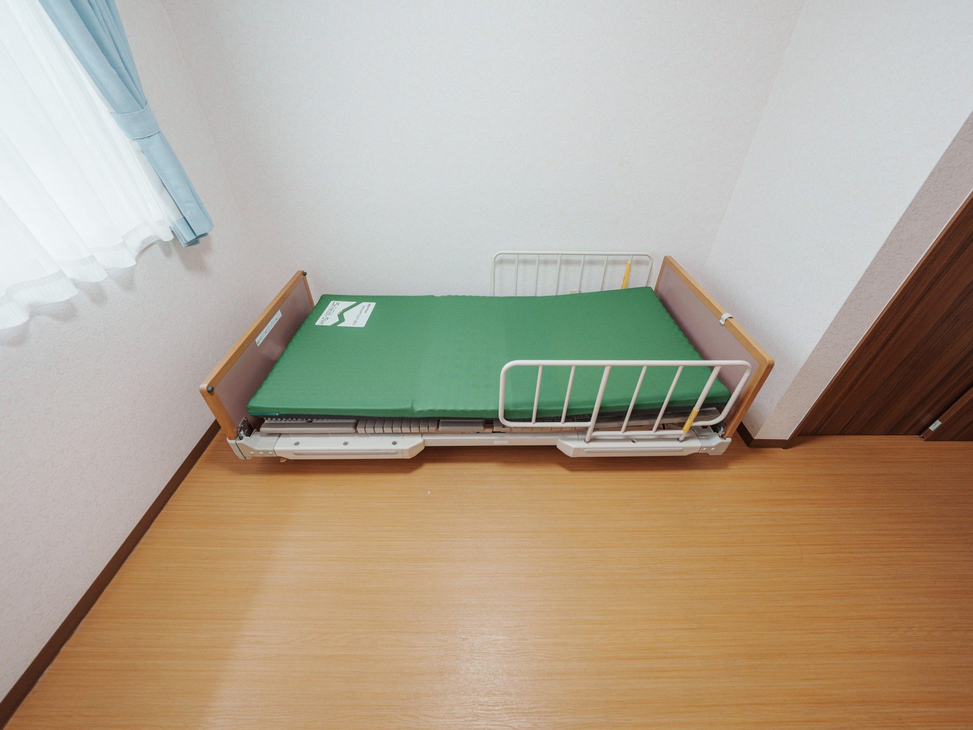 シンプルなベッドの部屋