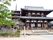 法隆寺。右側には寺があり、その奥には五重塔があり、手前には草木が植えられている。