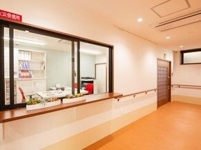 受付にはカウンターもあり、大きな窓が付いて。壁には手すりがあり、通路には何も置かれていない。