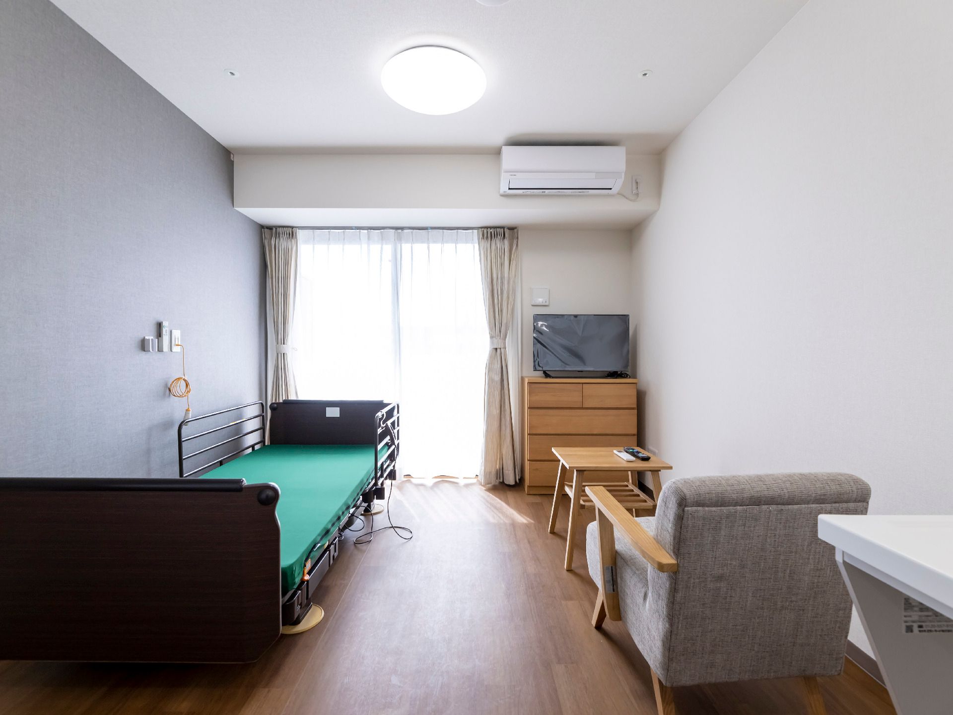 介護用のベッドや家具が置かれている居室