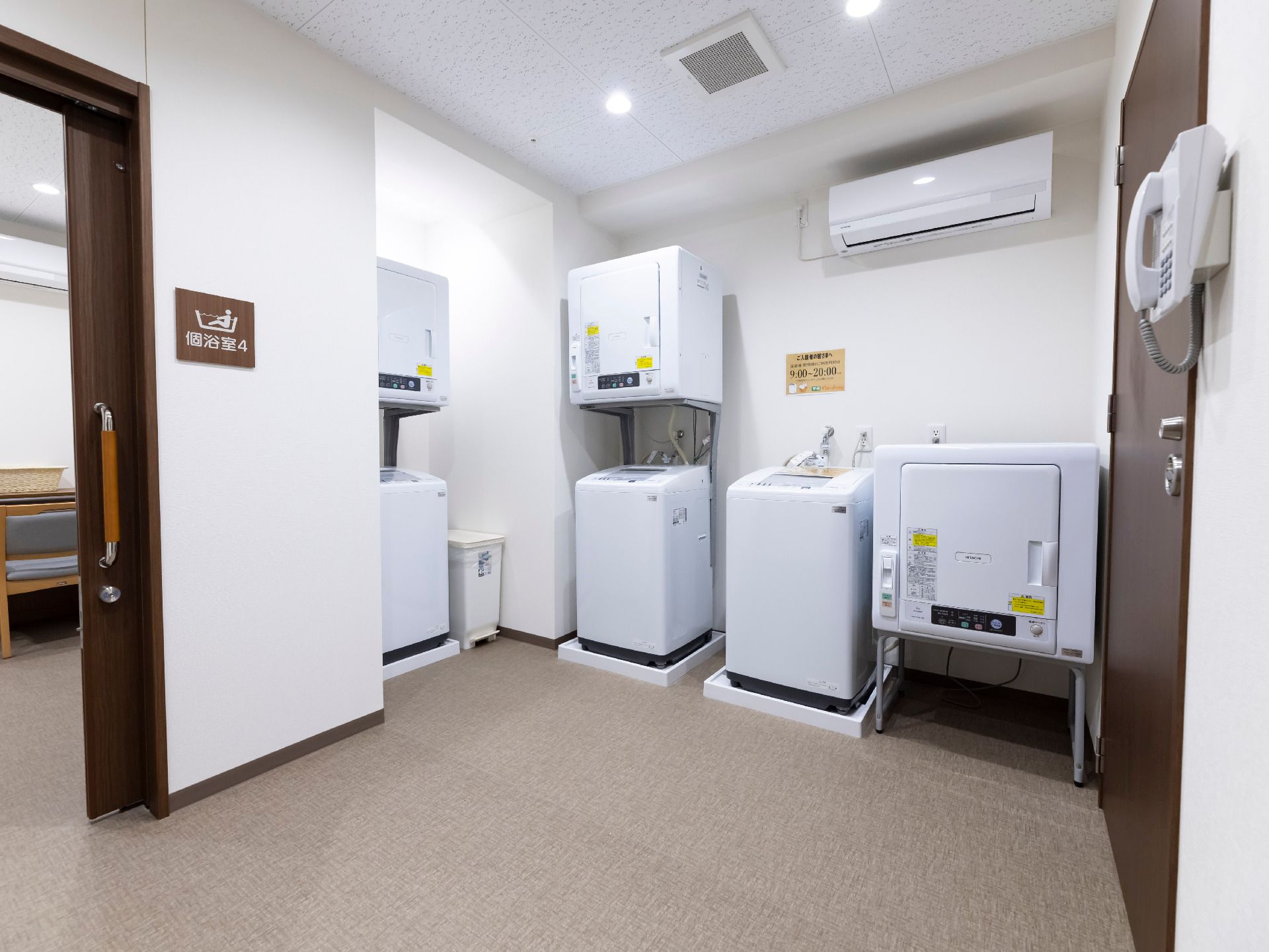 洗濯機と乾燥機が置かれている洗濯室