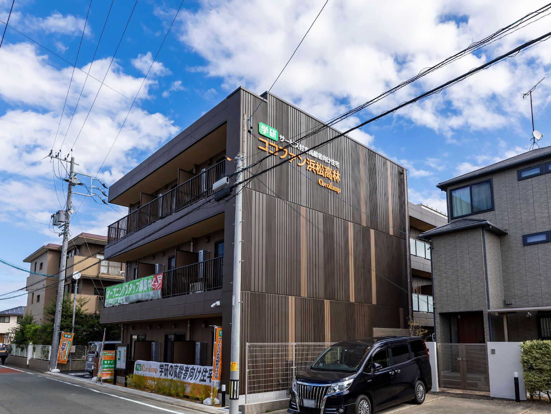 茶色の落ち着いた雰囲気の外観