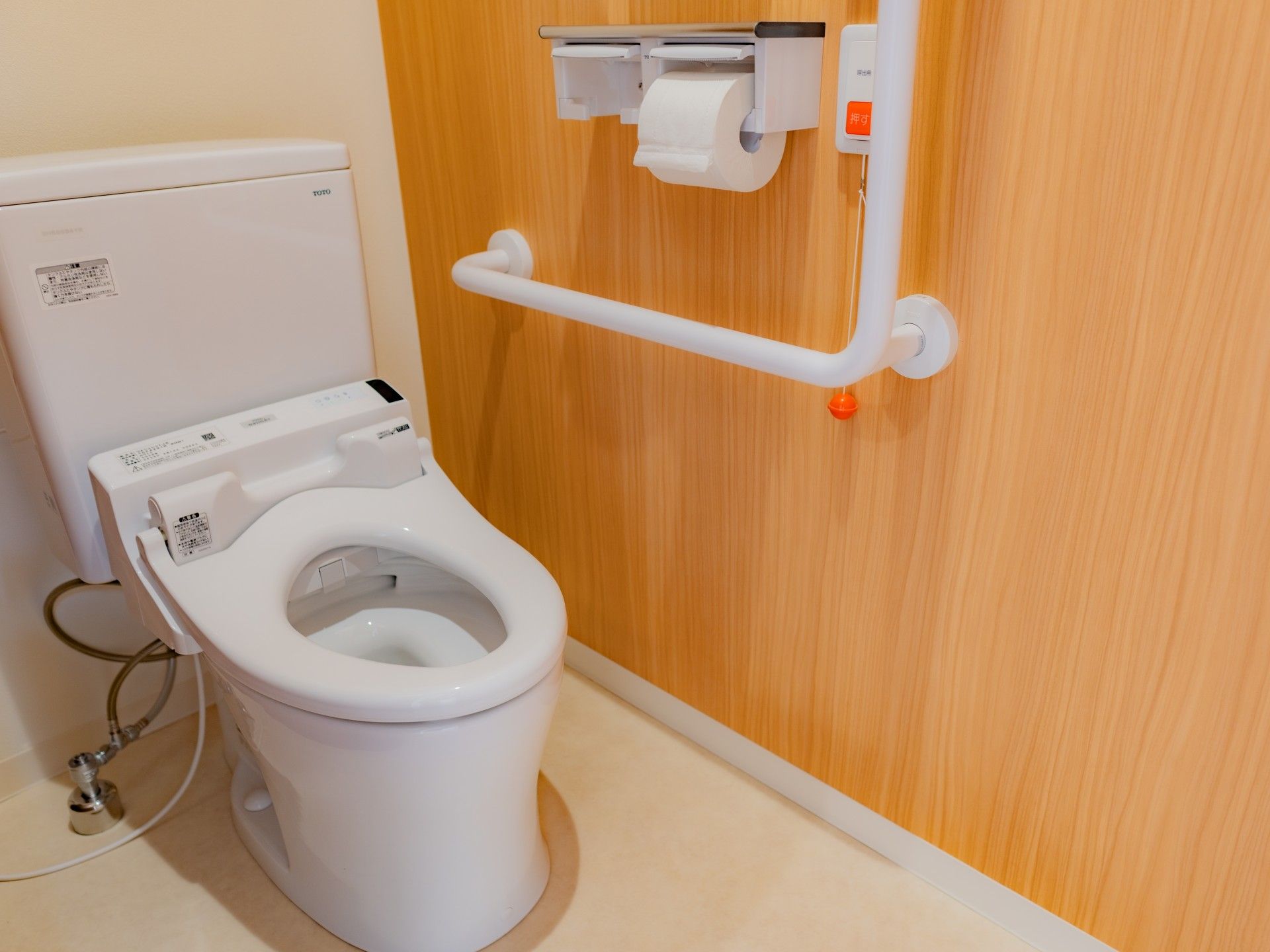 L時型手すりや緊急用コールがある