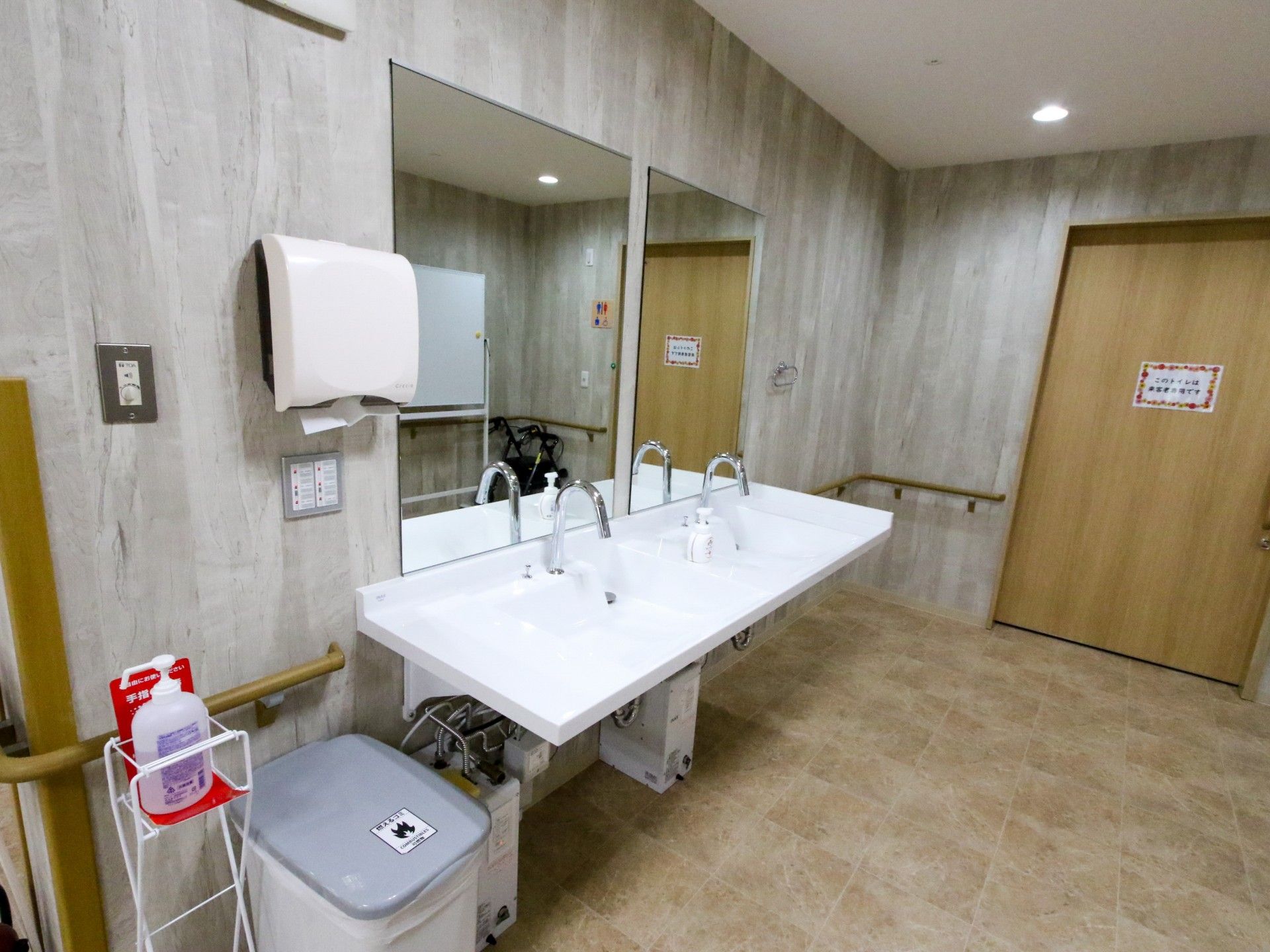 消毒液とゴミ箱が隣に置かれている
