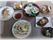 前菜の三種盛りに天ぷら、吸い物、その他の創作料理が並んだテーブル。