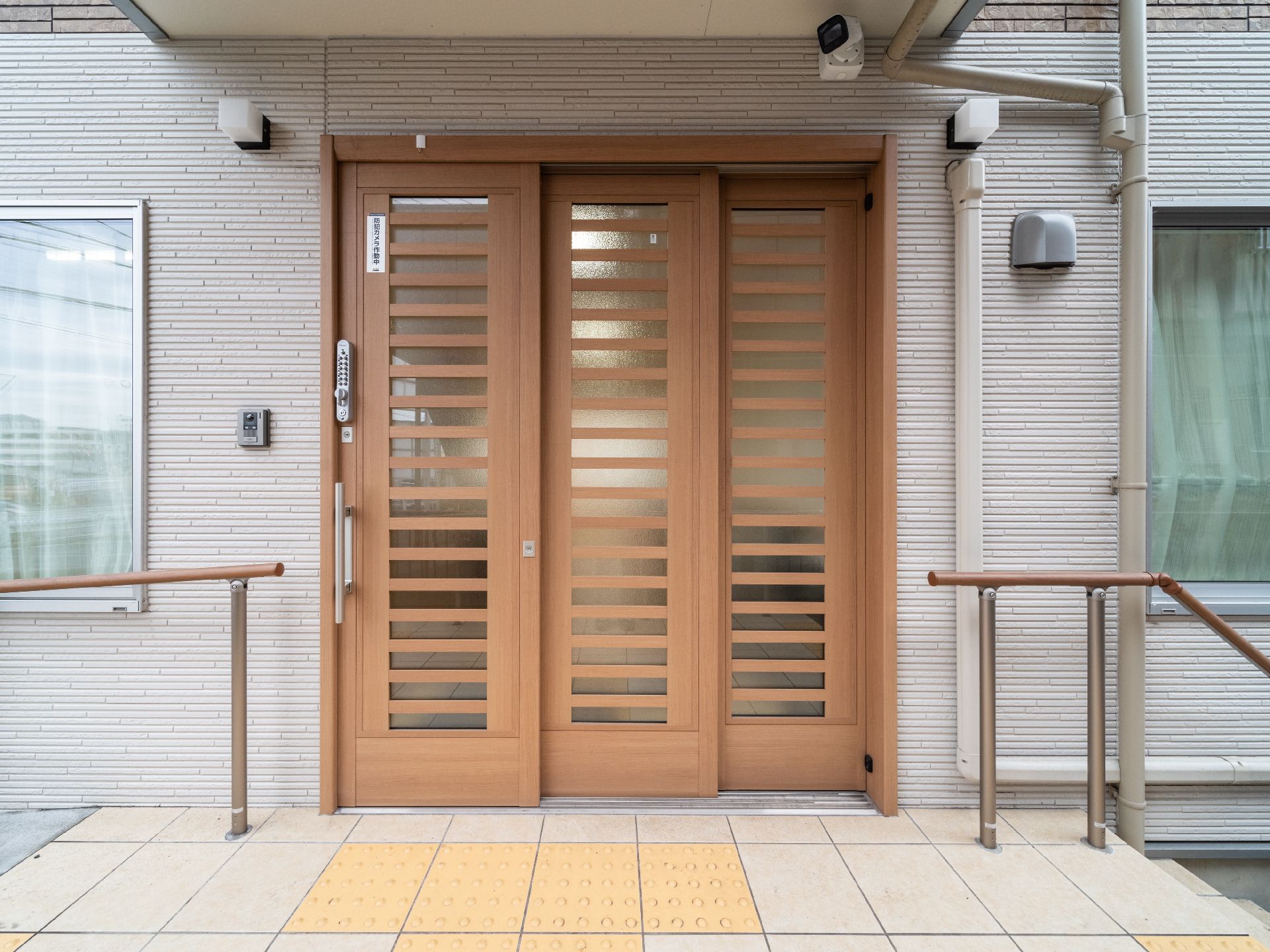 手すりが設置されたエントランス